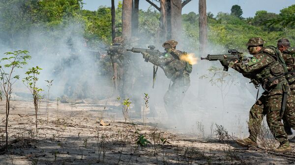 Tropa especial de selva durante treinamento militar na Amazônia - Sputnik Brasil