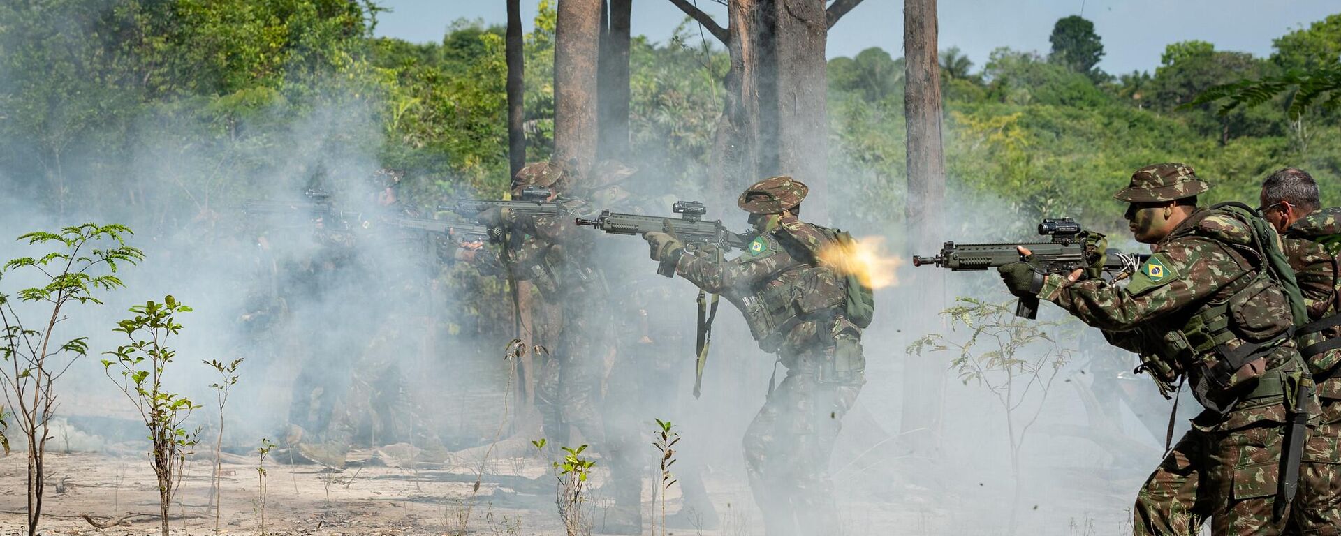 Tropa especial de selva durante treinamento militar na Amazônia - Sputnik Brasil, 1920, 22.04.2025