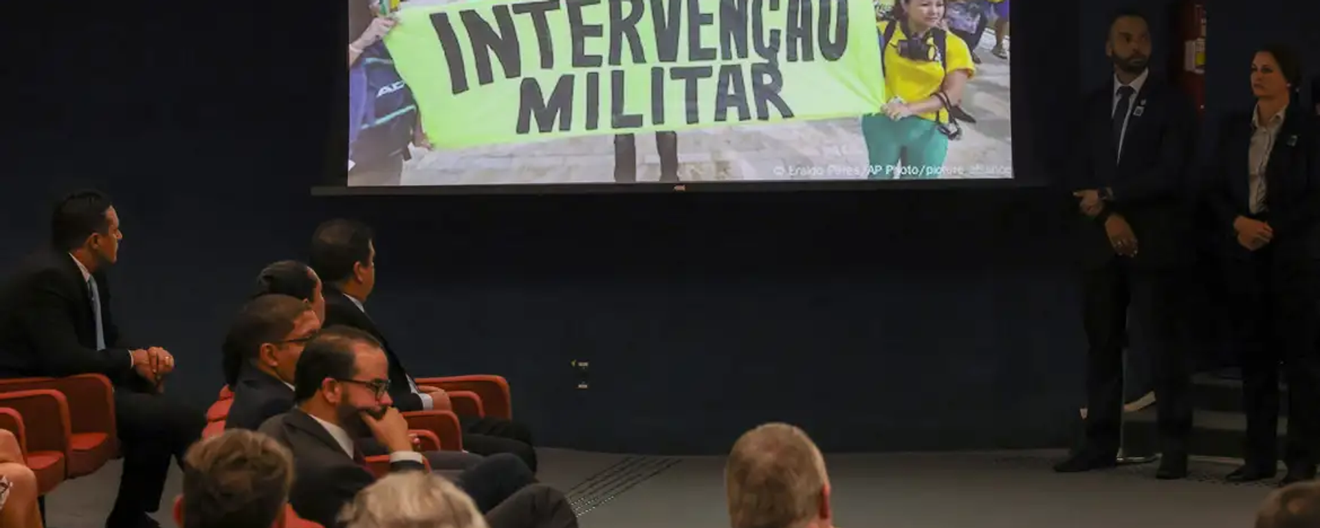 Apresentação de vídeo mostrou atuação de manifestantes durante a invasão da sede dos Três Poderes. Brasília, 8 de janeiro de 2023 - Sputnik Brasil, 1920, 05.05.2025