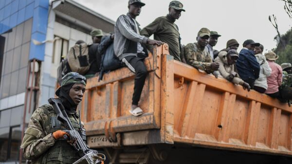 Ex-membros das Forças Armadas da República Democrática do Congo (FARDC) e policiais que supostamente se renderam aos rebeldes do M23 chegam a Goma, Congo, domingo, 23 de fevereiro de 2025 - Sputnik Brasil