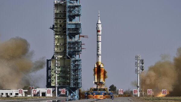 A missão espacial tripulada Shenzhou-20, transportando três astronautas, decola no Centro de Lançamento de Satélites de Jiuquan, noroeste da China, 24 de abril de 2025 - Sputnik Brasil