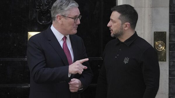 O primeiro-ministro britânico, Keir Starmer (E), gesticula ao cumprimentar o líder ucraniano Vladimir Zelensky, na porta de Downing Street 10, em Londres, 1º de março de 2025 - Sputnik Brasil