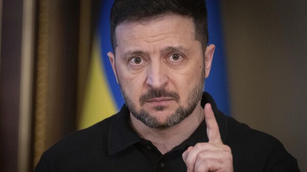 Vladimir Zelensky discursa em coletiva de imprensa em Kiev. Ucrânia, 17 de abril de 2025 - Sputnik Brasil