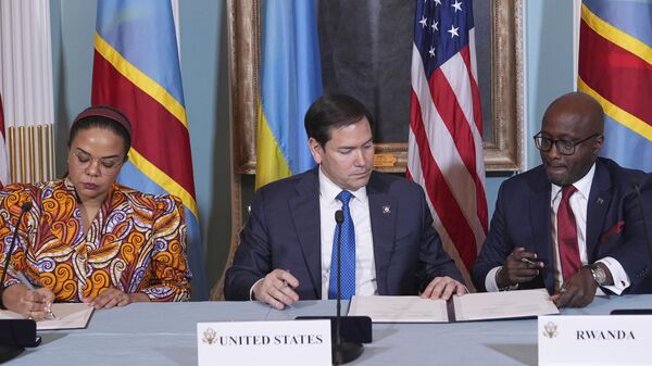 Os ministros das Relações Exteriores da República Democrática do Congo (RDC) e de Ruanda assinam declaração de princípios para estabelecer as bases para a paz após mais de três anos de conflito entre os países, em 25 de abril de 2025 - Sputnik Brasil