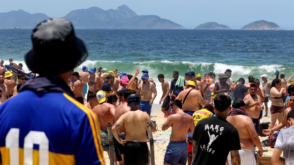 Torcedores do time de futebol argentino Boca Juniors se reúnem na praia de Copacabana, na cidade do Rio de Janeiro. Brasil, 2013 - Sputnik Brasil
