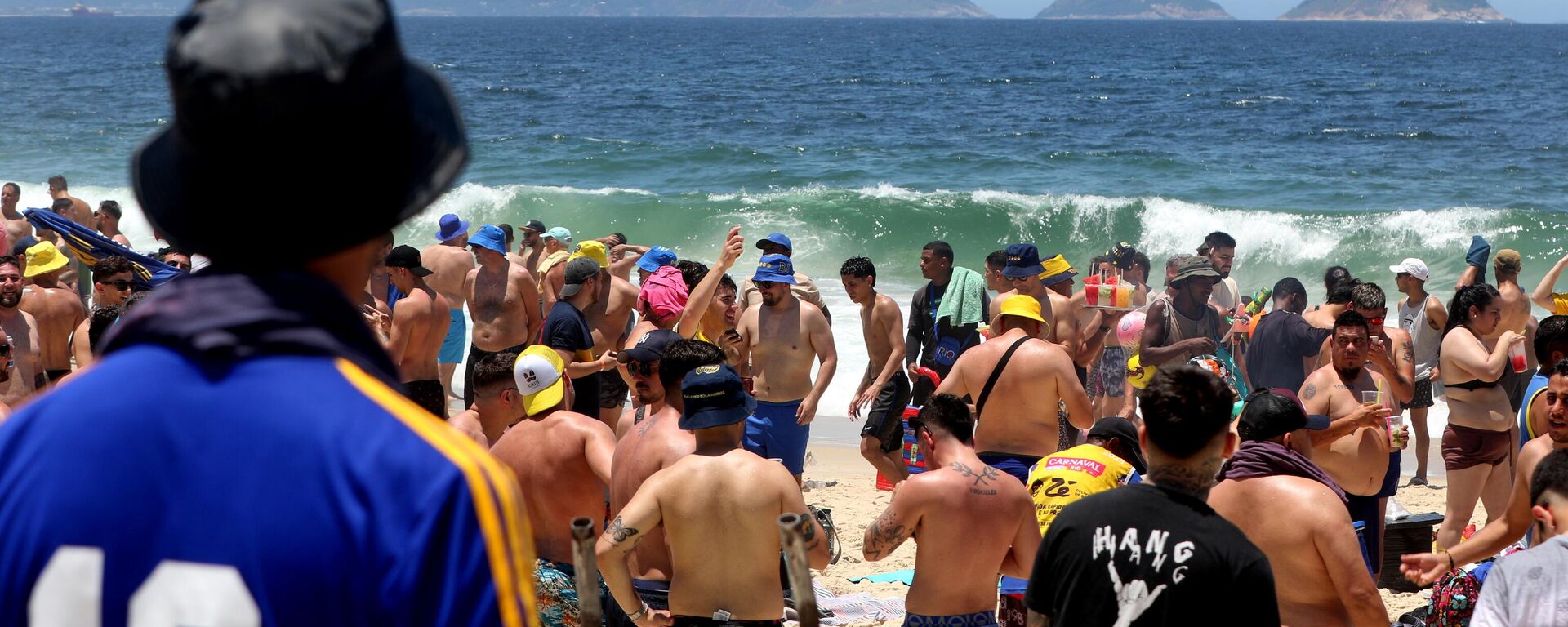 Torcedores do time de futebol argentino Boca Juniors se reúnem na praia de Copacabana, na cidade do Rio de Janeiro. Brasil, 2013 - Sputnik Brasil, 1920, 25.04.2025