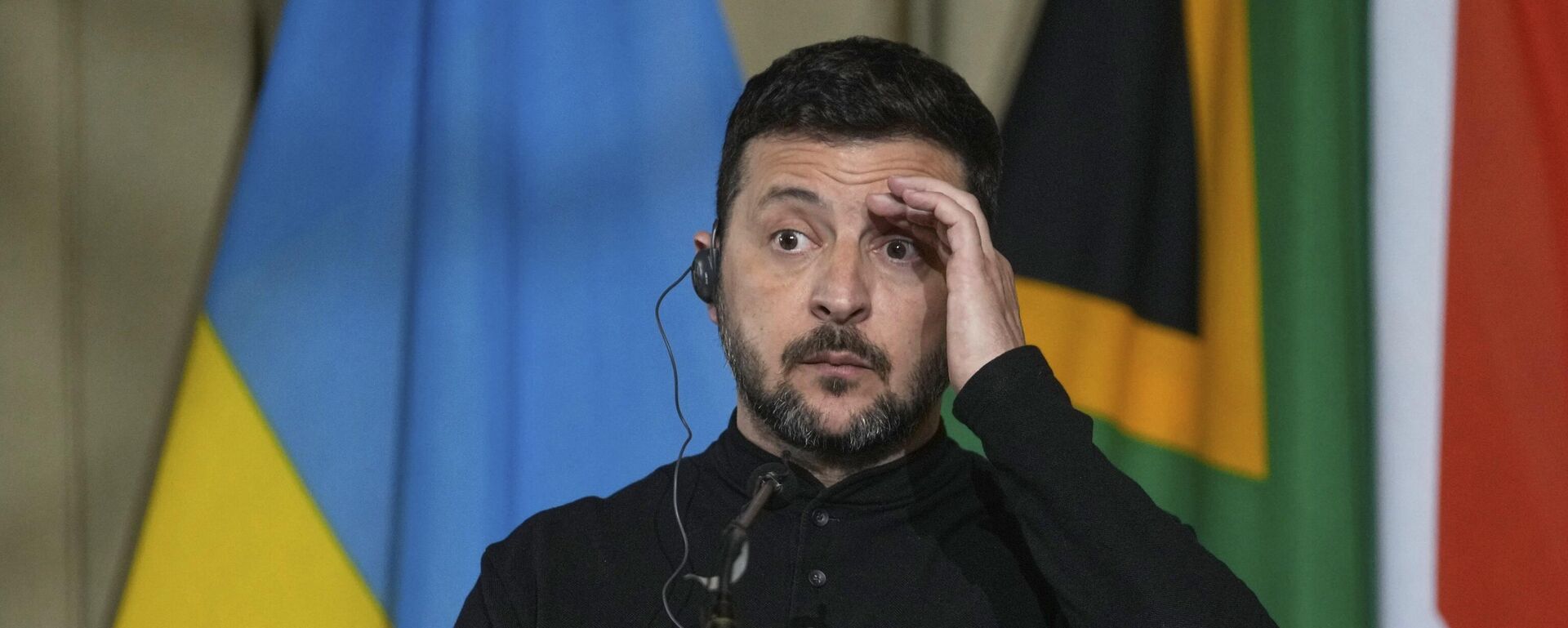 O presidente da Ucrânia, Vladimir Zelensky, durante uma coletiva de imprensa conjunta com o presidente da África do Sul, Cyril Ramaphosa, no Union Buildings em Pretória, África do Sul, 24 de abril de 2025 - Sputnik Brasil, 1920, 31.10.2025