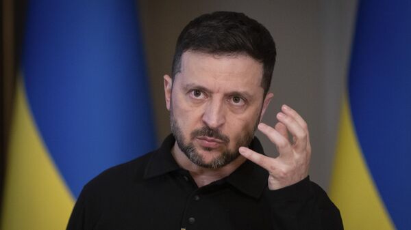 Vladimir Zelensky discursa durante um briefing em Kiev, Ucrânia, 17 de abril de 2025 - Sputnik Brasil