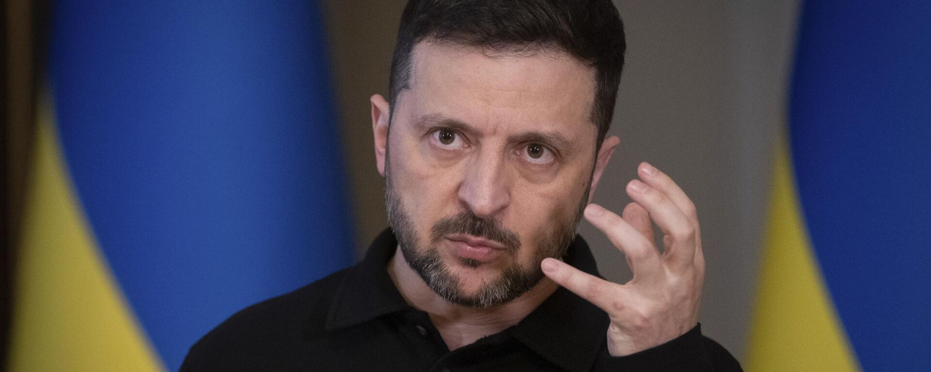 Vladimir Zelensky discursa durante um briefing em Kiev, Ucrânia, 17 de abril de 2025 - Sputnik Brasil, 1920, 12.05.2026