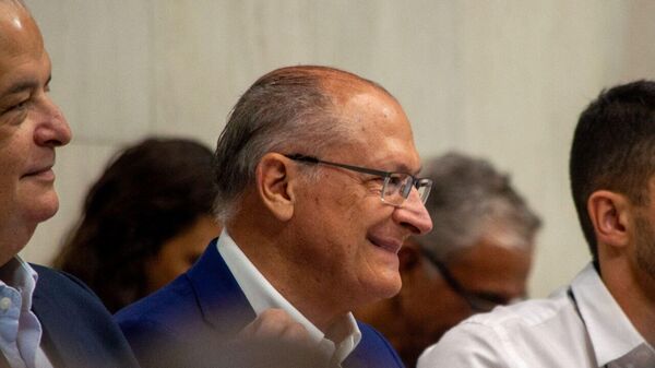 Vice-presidente da República, Geraldo Alckmin, participa do congresso do Partido Socialista Brasileiro (PSB), em São Paulo. Ao lado esquerdo está o atual ministro do Empreendedorismo, Márcio França. Em 26 de abril de 2025. - Sputnik Brasil