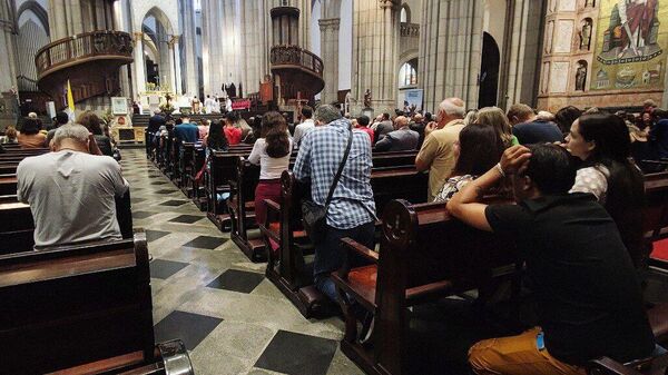 Fiéis se despedem do Papa Francisco em missa na Catedral da Sé, em 26 de abril de 2025 - Sputnik Brasil