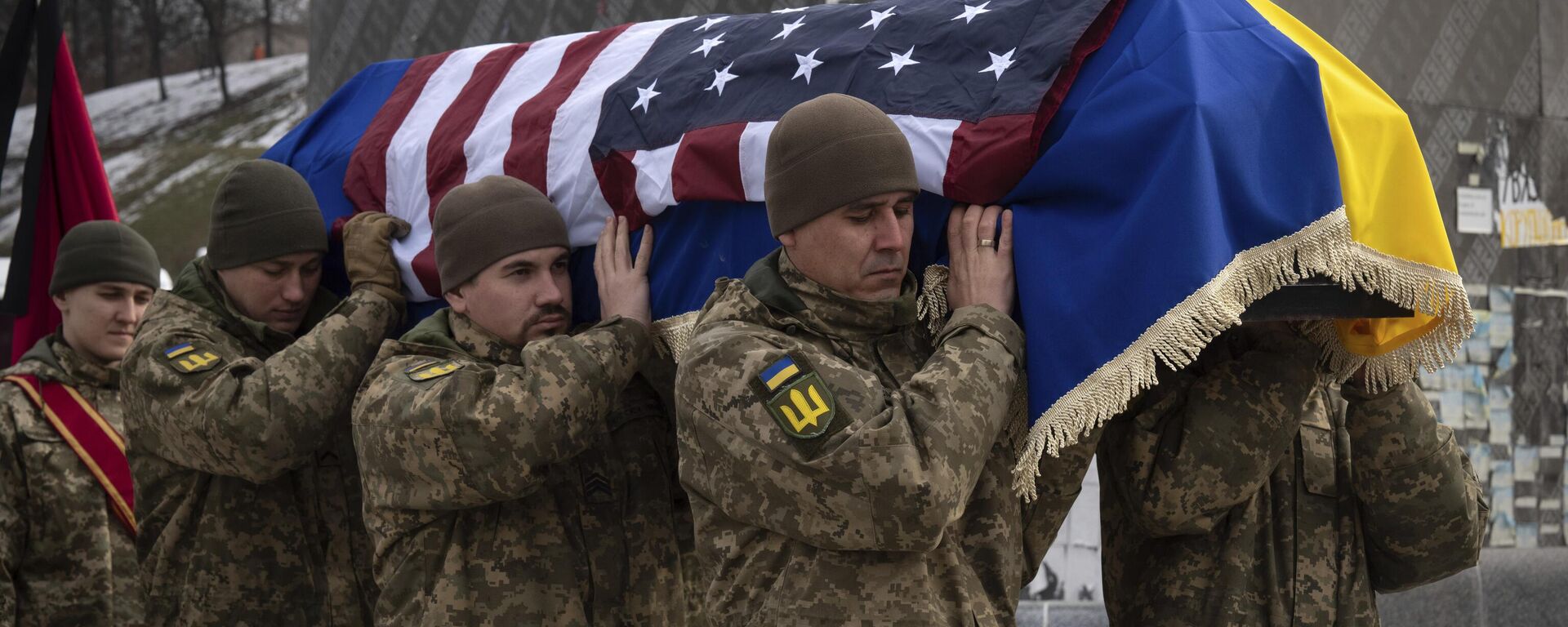 Soldados ucranianos carregam o caixão do veterano do Corpo de Fuzileiros Navais dos EUA, Ethan Hertweck, 21, que perdeu a vida lutando pelo lado ucraniano, em 28 de fevereiro de 2025 - Sputnik Brasil, 1920, 26.04.2025
