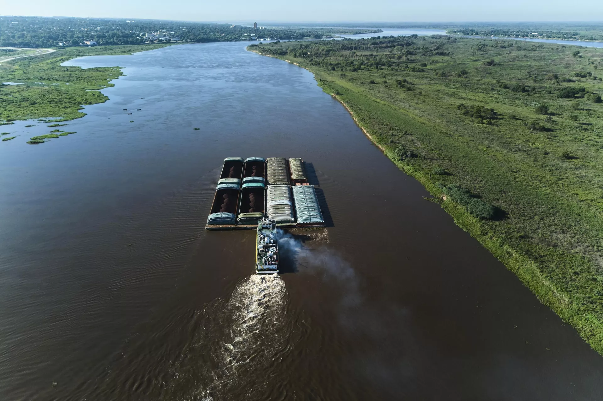 Um rebocador empurra oito barcaças de minério de ferro extraído no Brasil para o sul ao longo do rio Paraguai em Assunção, Paraguai, 17 de abril de 2025 - Sputnik Brasil, 1920, 29.04.2025