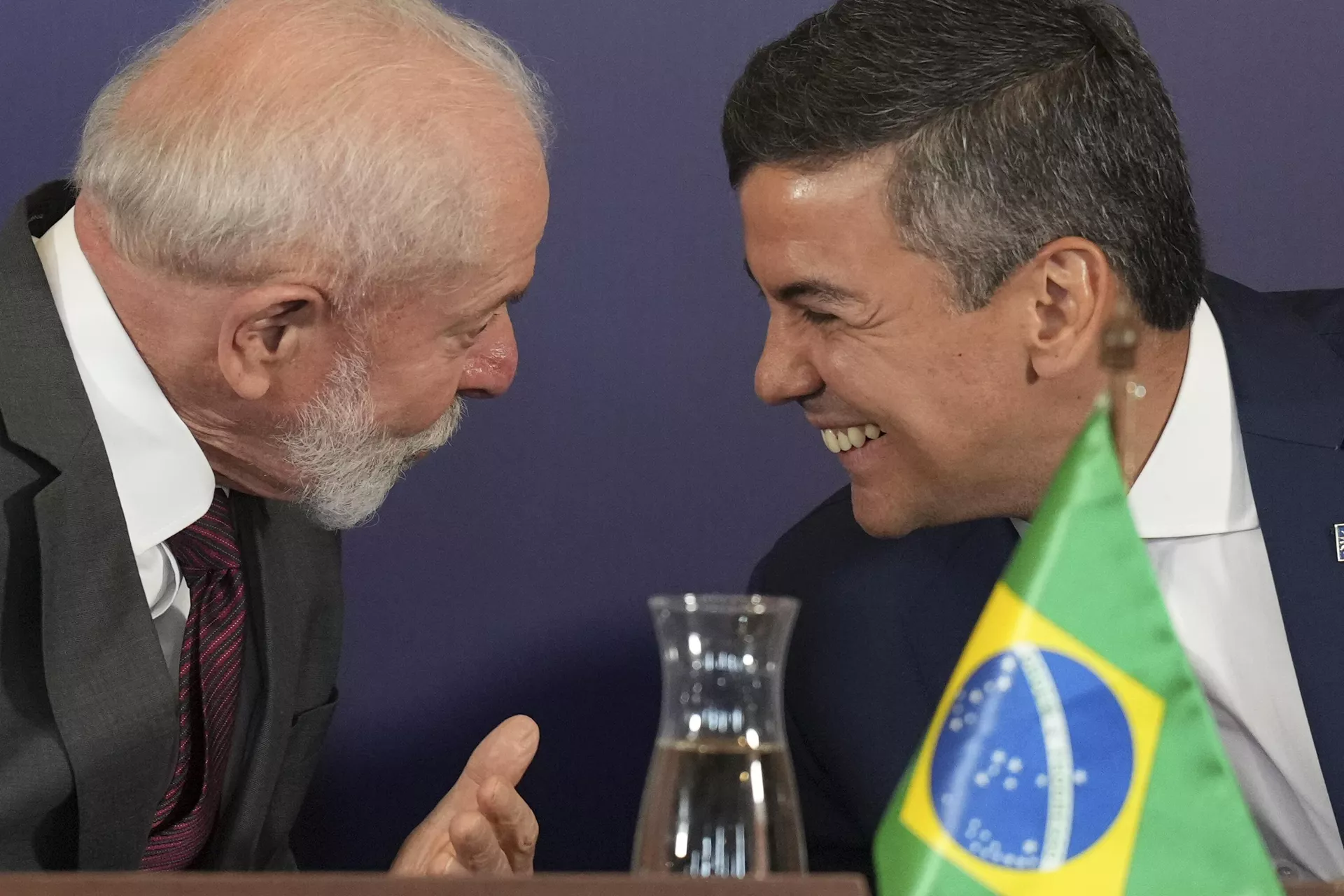 O presidente do Brasil, Luiz Inácio Lula da Silva, à esquerda, conversa com o presidente do Paraguai, Santiago Pena, durante a Cúpula do Mercosul em Montevidéu, Uruguai, 6 de dezembro de 2024 - Sputnik Brasil, 1920, 29.04.2025
