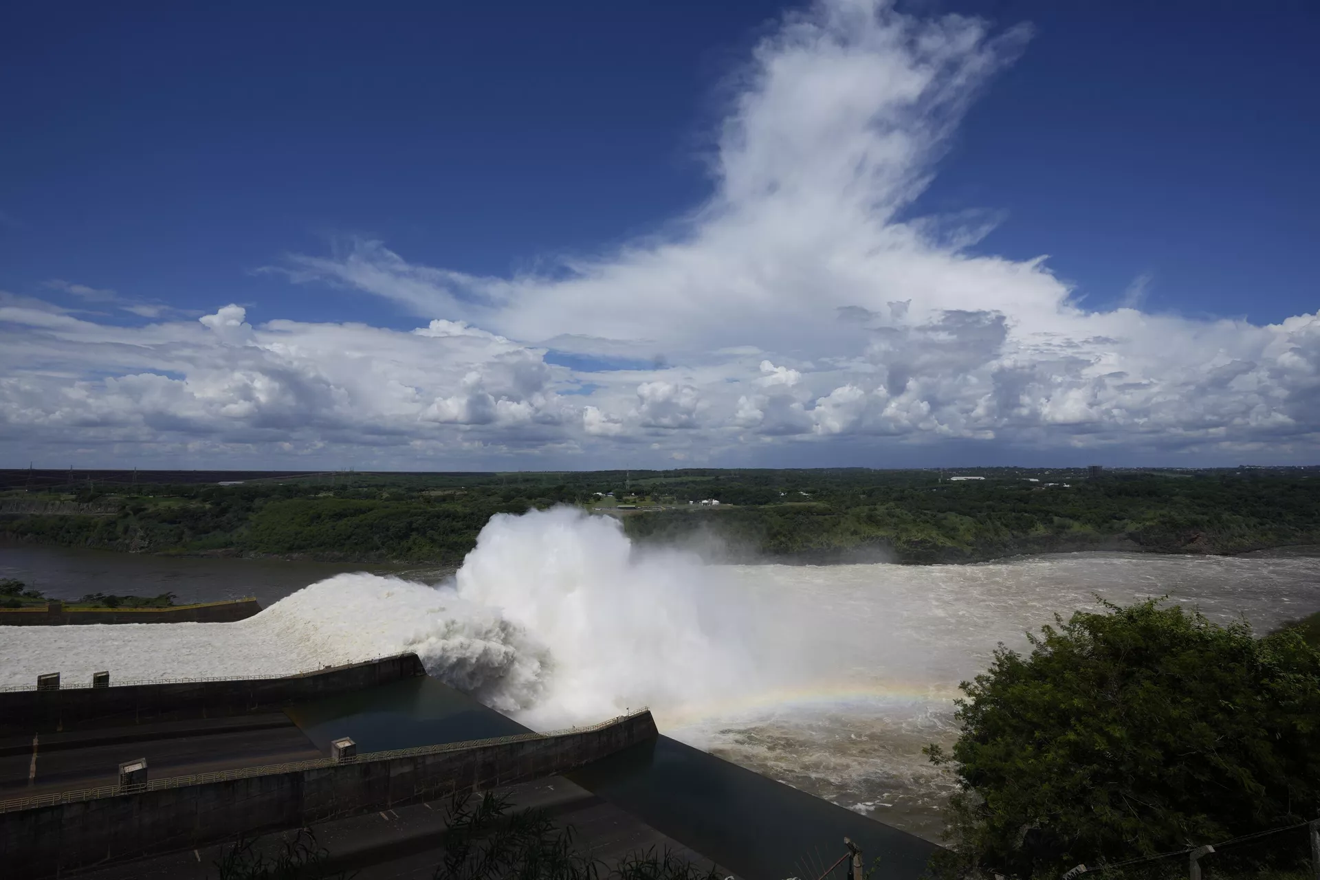 A barragem hidrelétrica de Itaipu, na fronteira compartilhada do Paraguai com o Brasil, em Hernandarias, Paraguai, 16 de março de 2023 (foto de arquivo) - Sputnik Brasil, 1920, 29.04.2025