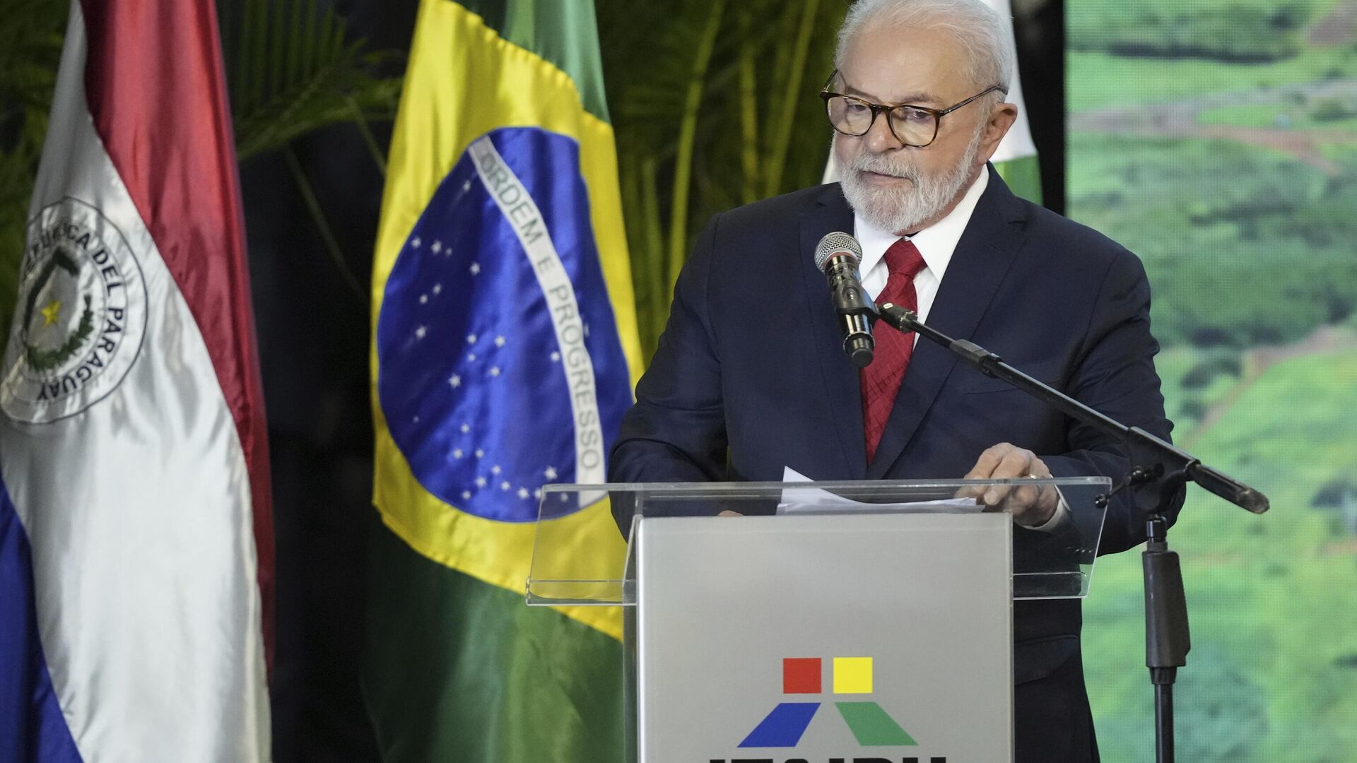 O presidente do Brasil, Luiz Inácio Lula da Silva, fala durante uma cerimônia na usina hidrelétrica de Itaipu, na fronteira com o Paraguai, em Foz do Iguaçu, Brasil, 16 de março de 2023 O presidente do Brasil, Luiz Inácio Lula da Silva, fala durante uma cerimônia na usina hidrelétrica de Itaipu, na fronteira com o Paraguai, em Foz do Iguaçu, Brasil, 16 de março de 2023 - Sputnik Brasil, 1920, 29.04.2025