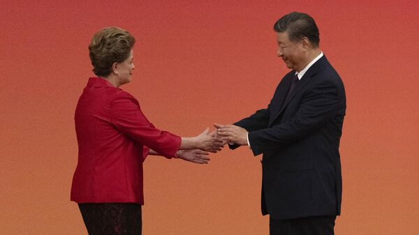 O presidente chinês Xi Jinping (D), parabeniza a ex-presidente do Brasil e presidente do Novo Banco de Desenvolvimento (NBD), Dilma Rousseff, durante uma cerimônia de entrega de medalhas nacionais no Grande Salão do Povo em Pequim, 29 de setembro de 2024 - Sputnik Brasil