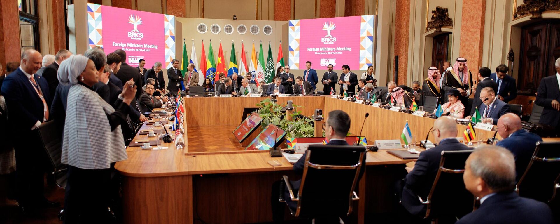  BRICS encerra reunião no Rio com apelos ao multilateralismo e críticas ao Ocidente - Sputnik Brasil, 1920, 02.05.2025