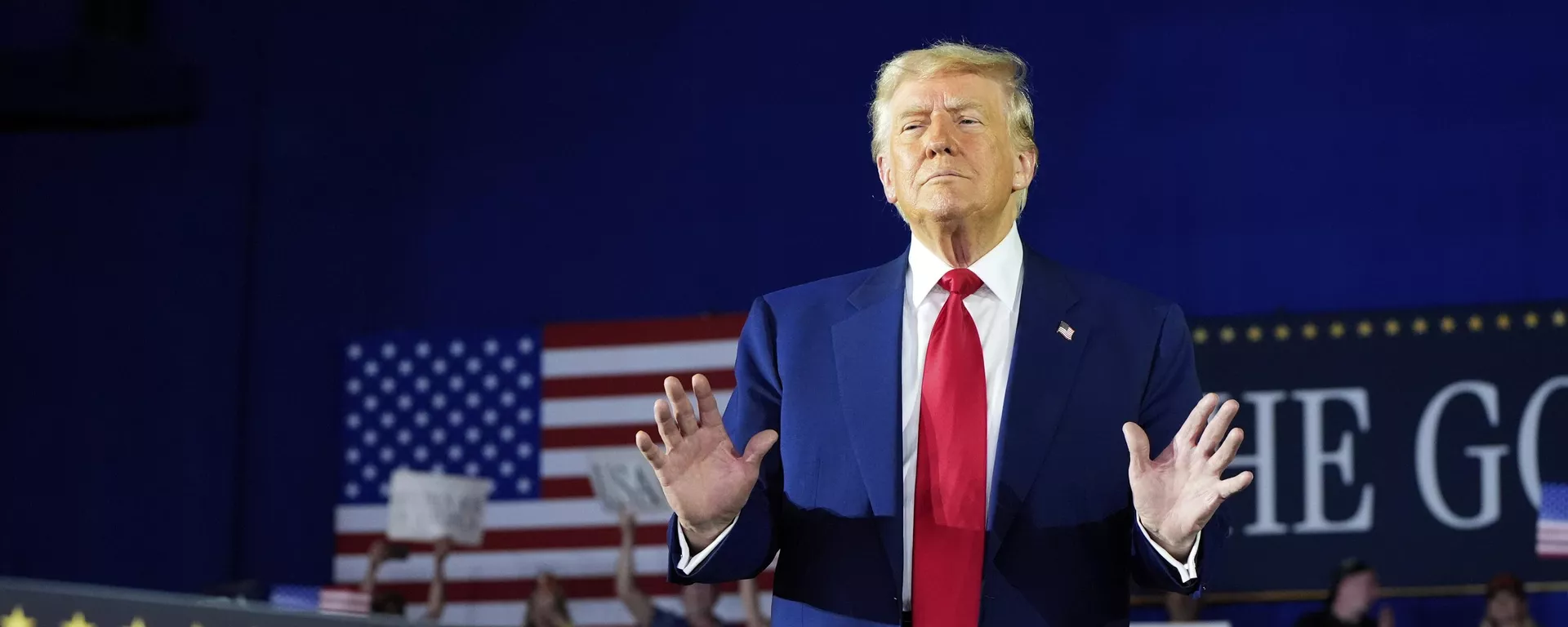 O presidente norte-americano, Donald Trump, chega para discursar em seus primeiros 100 dias no Macomb Community Sports & Expo Center Parking. Warren, Michigan, 29 de abril de 2025 - Sputnik Brasil, 1920, 29.04.2025