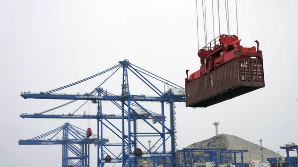 Contêiner em meio às obras de construção do porto no Peru financiado pela China. Chancay, 29 de outubro de 2024 - Sputnik Brasil