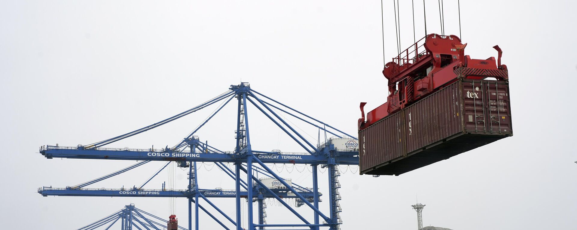 Contêiner em meio às obras de construção do porto no Peru financiado pela China. Chancay, 29 de outubro de 2024 - Sputnik Brasil, 1920, 30.04.2025
