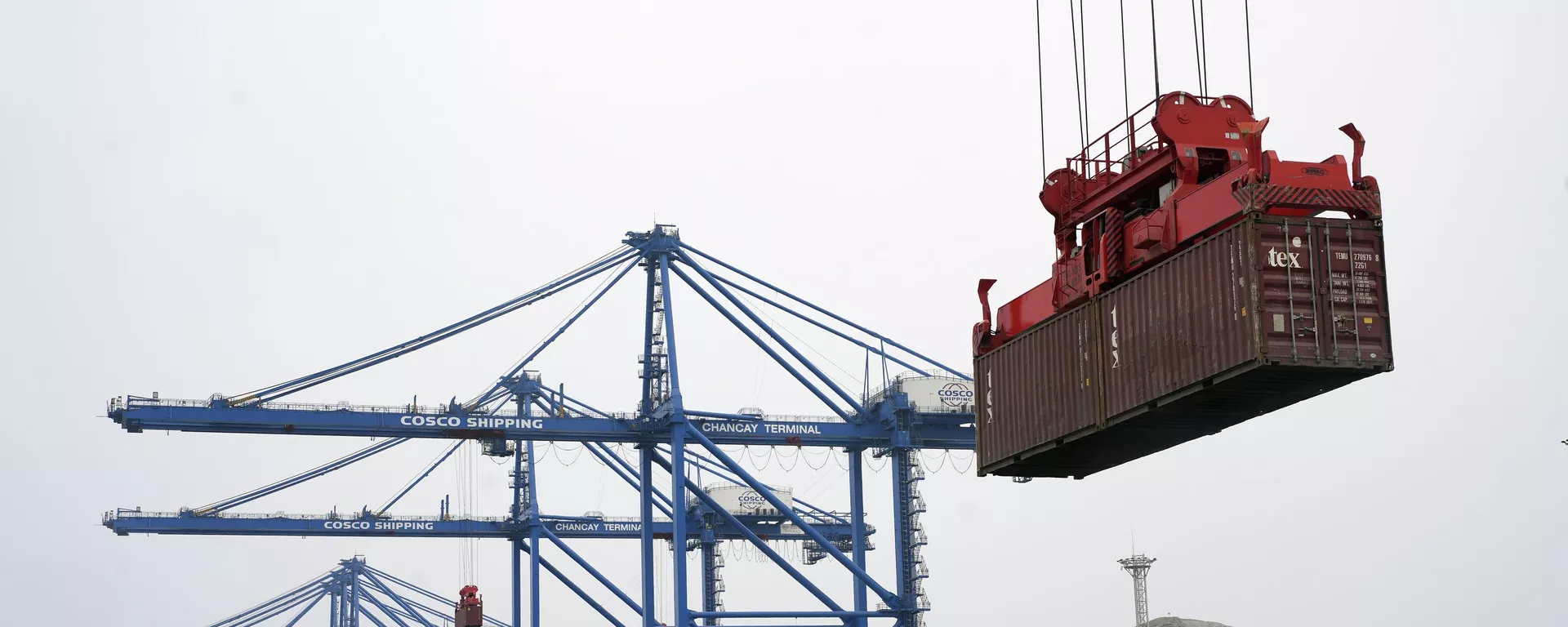 Contêiner em meio às obras de construção do porto no Peru financiado pela China. Chancay, 29 de outubro de 2024 - Sputnik Brasil, 1920, 30.04.2025