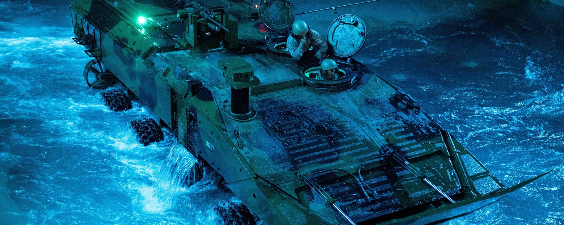 Um Veículo de Combate Anfíbio do Corpo de Fuzileiros Navais dos EUA, designado ao 3º Batalhão Anfíbio de Assalto, 1ª Divisão de Fuzileiros Navais, entra no convés do navio de transporte anfíbio da classe San Antonio, USS Somerset (LPD 25), durante o Treinamento Trimestral de Prontidão Anfíbia em andamento, na costa do sul da Califórnia, 27 de outubro de 2024 - Sputnik Brasil, 1920, 30.04.2025