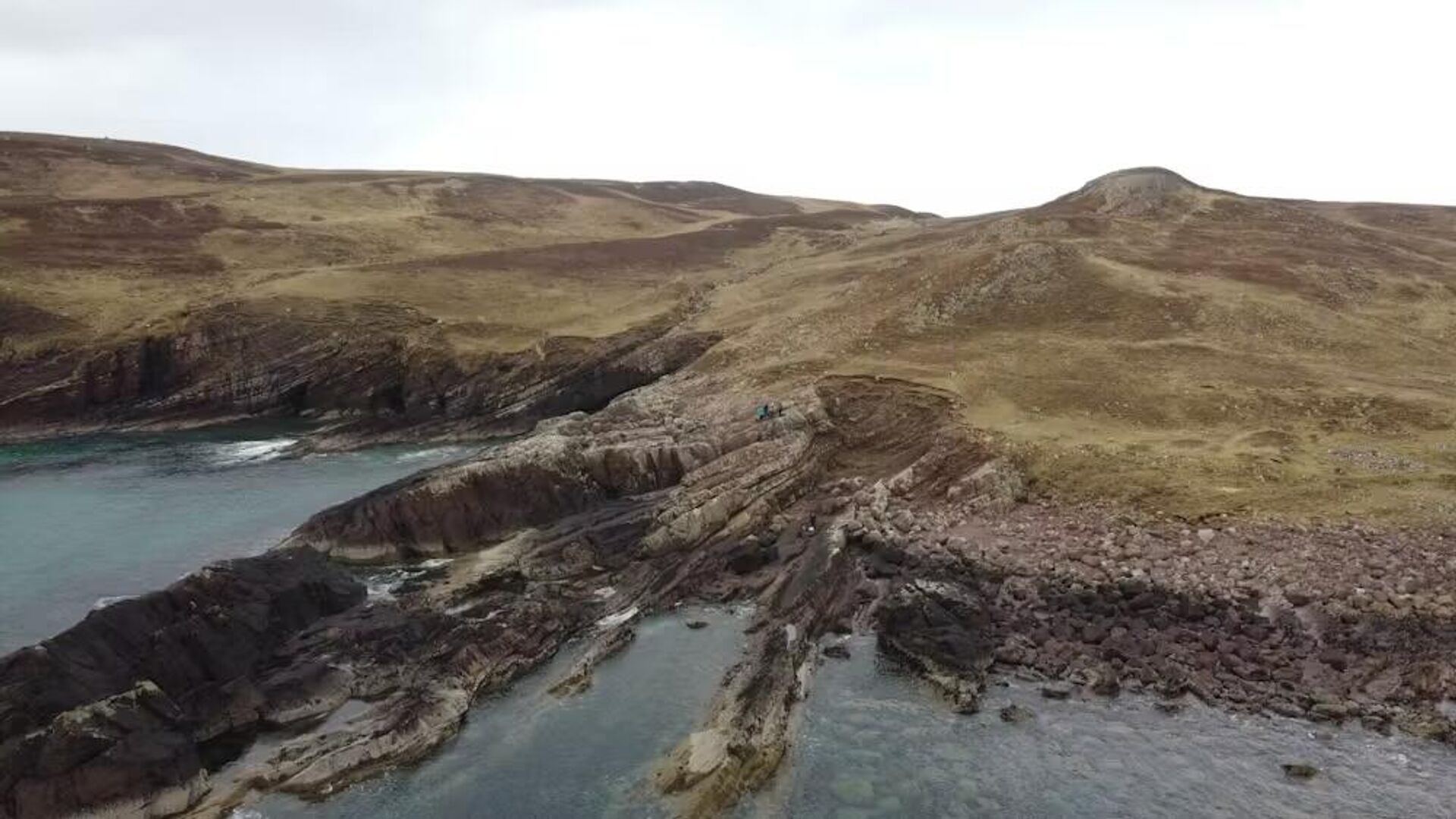 Vista aérea do Membro Stac Fada revela imponentes blocos de arenito que preservam um impacto de meteorito congelado no tempo Vista aérea do Membro Stac Fada revela imponentes blocos de arenito que preservam um impacto de meteorito congelado no tempo
