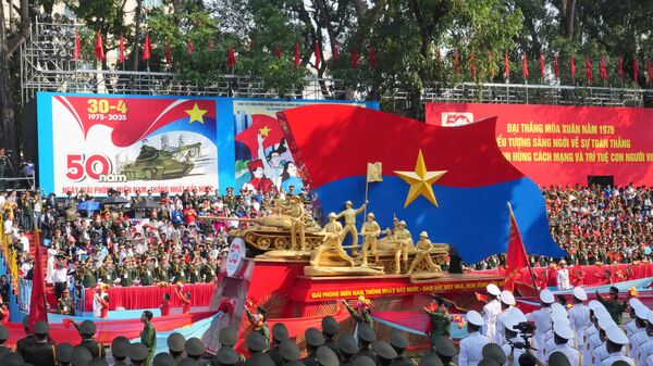 Carro alegórico representando um tanque é carregado em desfile em comemoração ao 50º aniversário do fim da Guerra do Vietnã, na Cidade de Ho Chi Minh. Vietnã, 30 de abril de 2025 - Sputnik Brasil