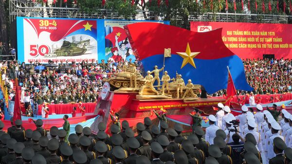 Carro alegórico representando um tanque é carregado em desfile em comemoração ao 50º aniversário do fim da Guerra do Vietnã, na Cidade de Ho Chi Minh. Vietnã, 30 de abril de 2025 - Sputnik Brasil