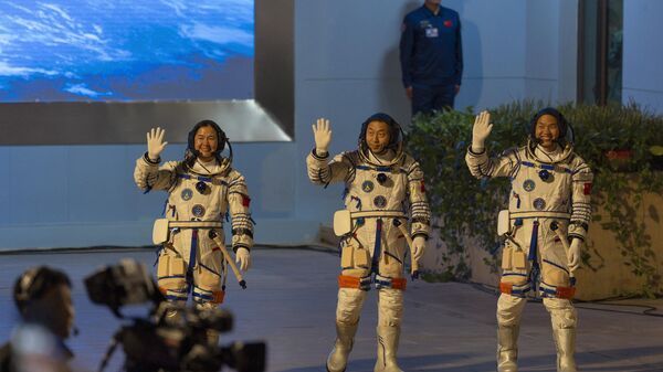 Os astronautas chineses Wang Haoze, Cai Xuzhe e Song Lingdong (da esquerda para a direita) retornam à Terra em 30 de abril de 2025, após missão espacial - Sputnik Brasil