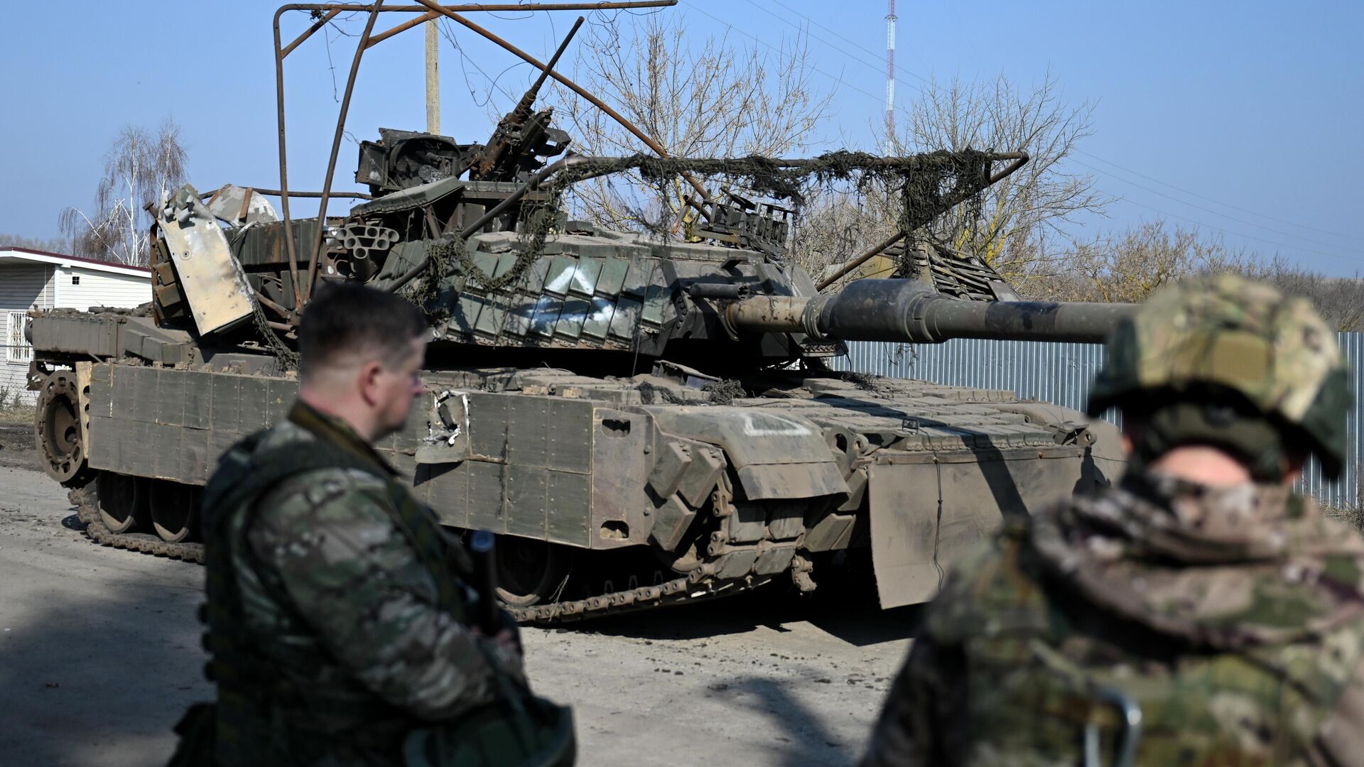 Um tanque M1 Abrams ucraniano atingido e tomado pelas tropas russas perto de Sudzha. Um tanque M1 Abrams ucraniano atingido e tomado pelas tropas russas perto de Sudzha. - Sputnik Brasil, 1920, 01.05.2025
