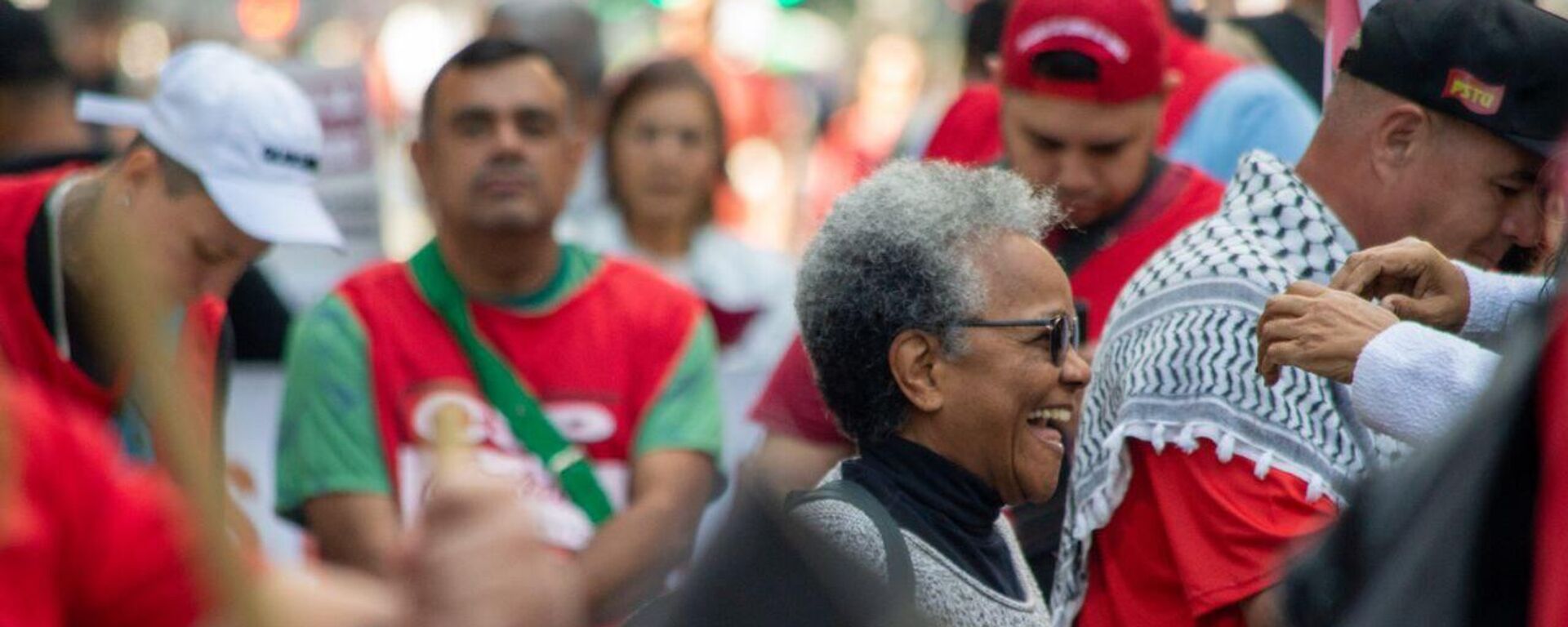 Manifestantes reunidos na avenida Paulista, em São Paulo (SP), durante ato pelo Dia do Trabalhador - Sputnik Brasil, 1920, 09.06.2025