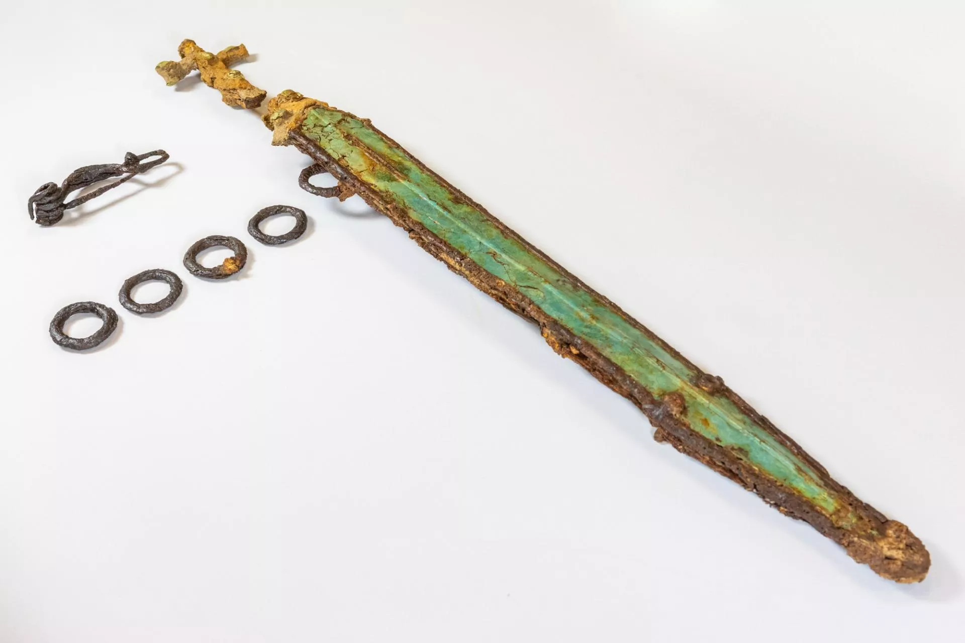 Espada com anéis de suspensão e broche encontrados por arqueólogos em necrópole da França - Sputnik Brasil, 1920, 02.05.2025
