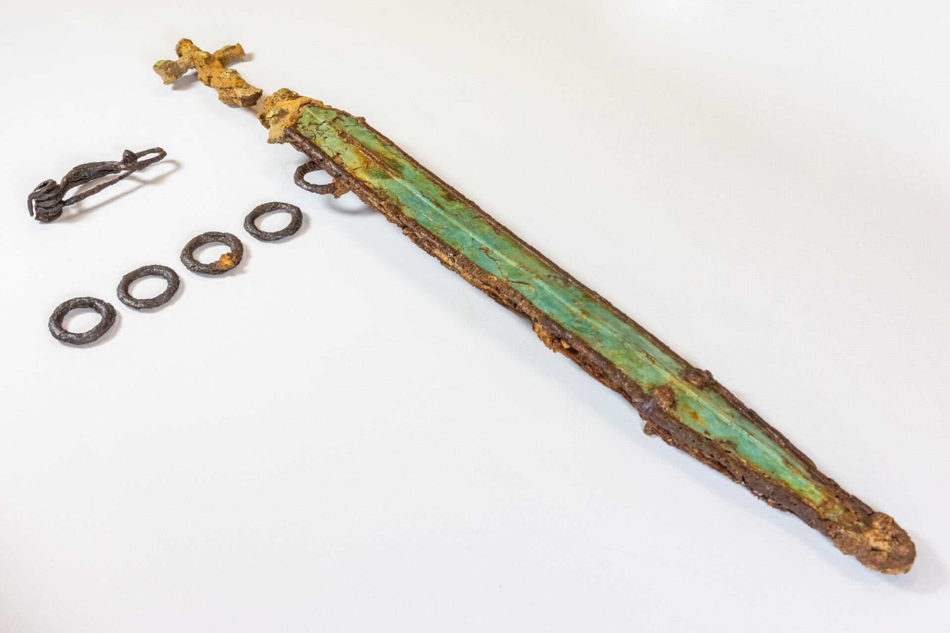 Espada com anéis de suspensão e broche encontrados por arqueólogos em necrópole da França Espada com anéis de suspensão e broche encontrados por arqueólogos em necrópole da França
