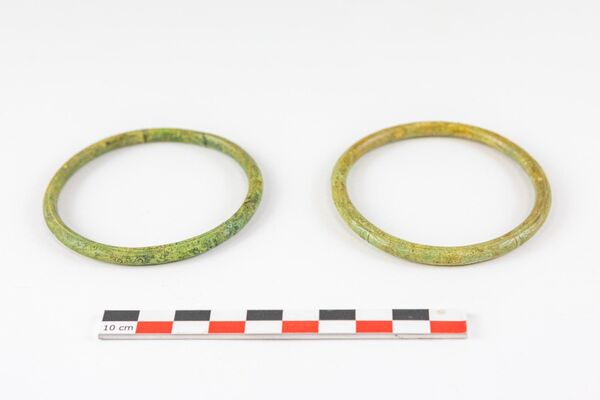 Duas pulseiras de liga de cobre encontradas por arqueólogos em necrópole da França Duas pulseiras de liga de cobre encontradas por arqueólogos em necrópole da França - Sputnik Brasil