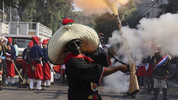 Pessoas participam de uma encenação da Batalha de Puebla durante uma celebração do 5 de maio na Cidade do México, 5 de maio de 2024 - Sputnik Brasil