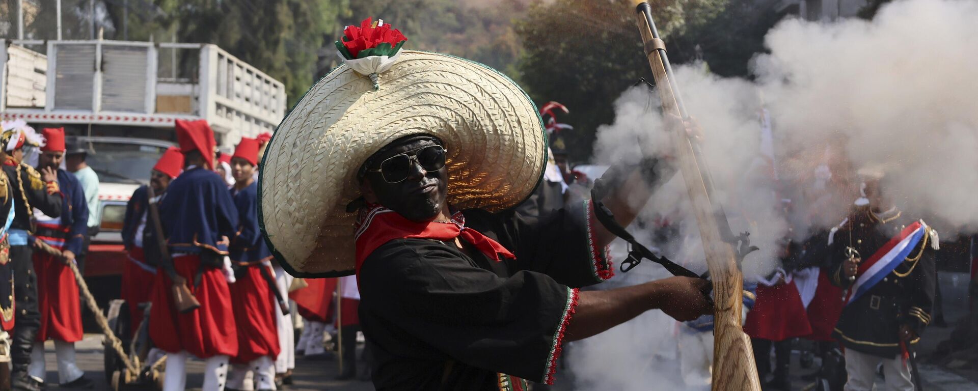 Pessoas participam de uma encenação da Batalha de Puebla durante uma celebração do 5 de maio na Cidade do México, 5 de maio de 2024 - Sputnik Brasil, 1920, 04.05.2025