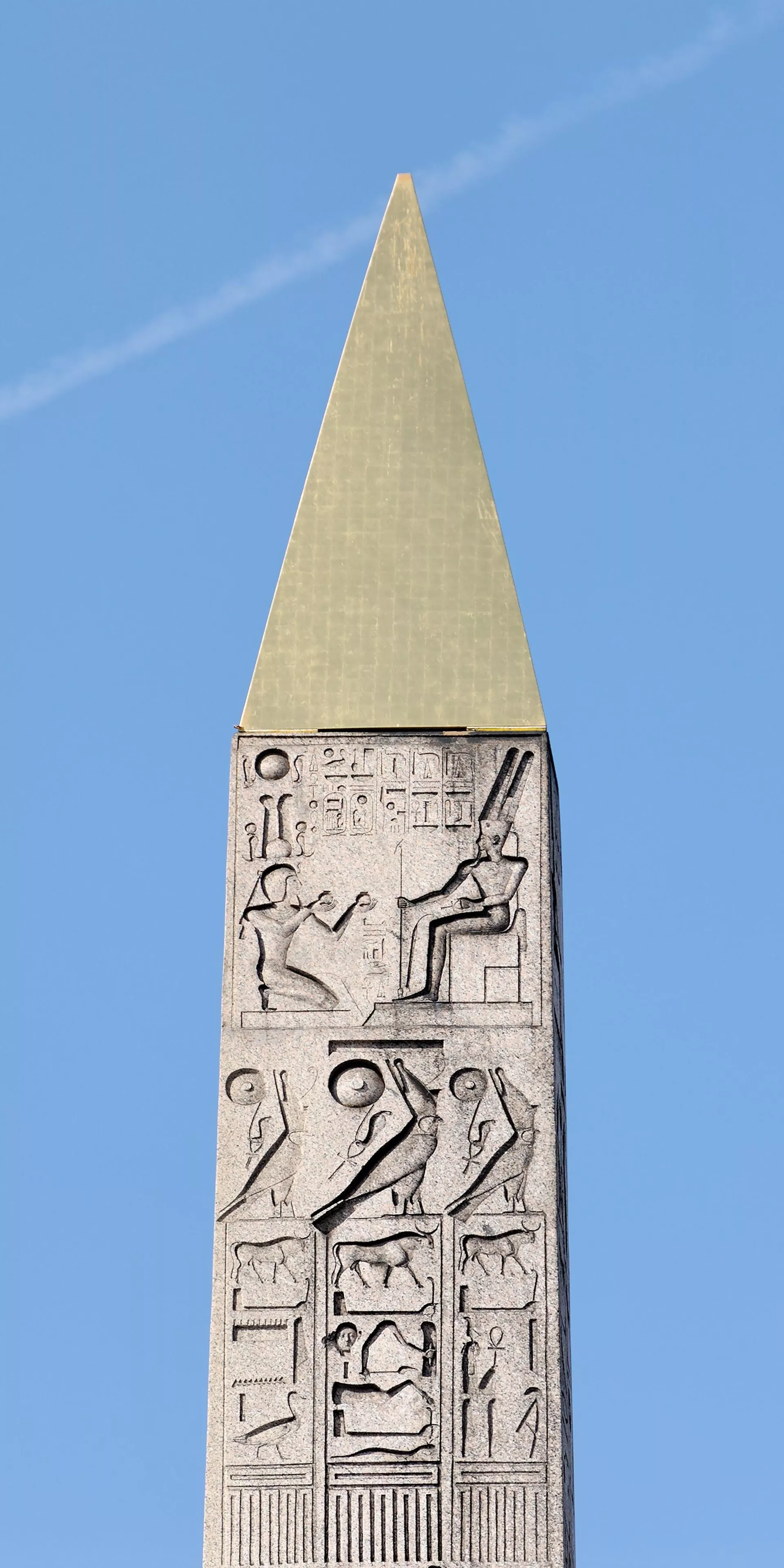 Topo do Obelisco de Luxor na Praça da Concórdia em Paris - Sputnik Brasil, 1920, 04.05.2025