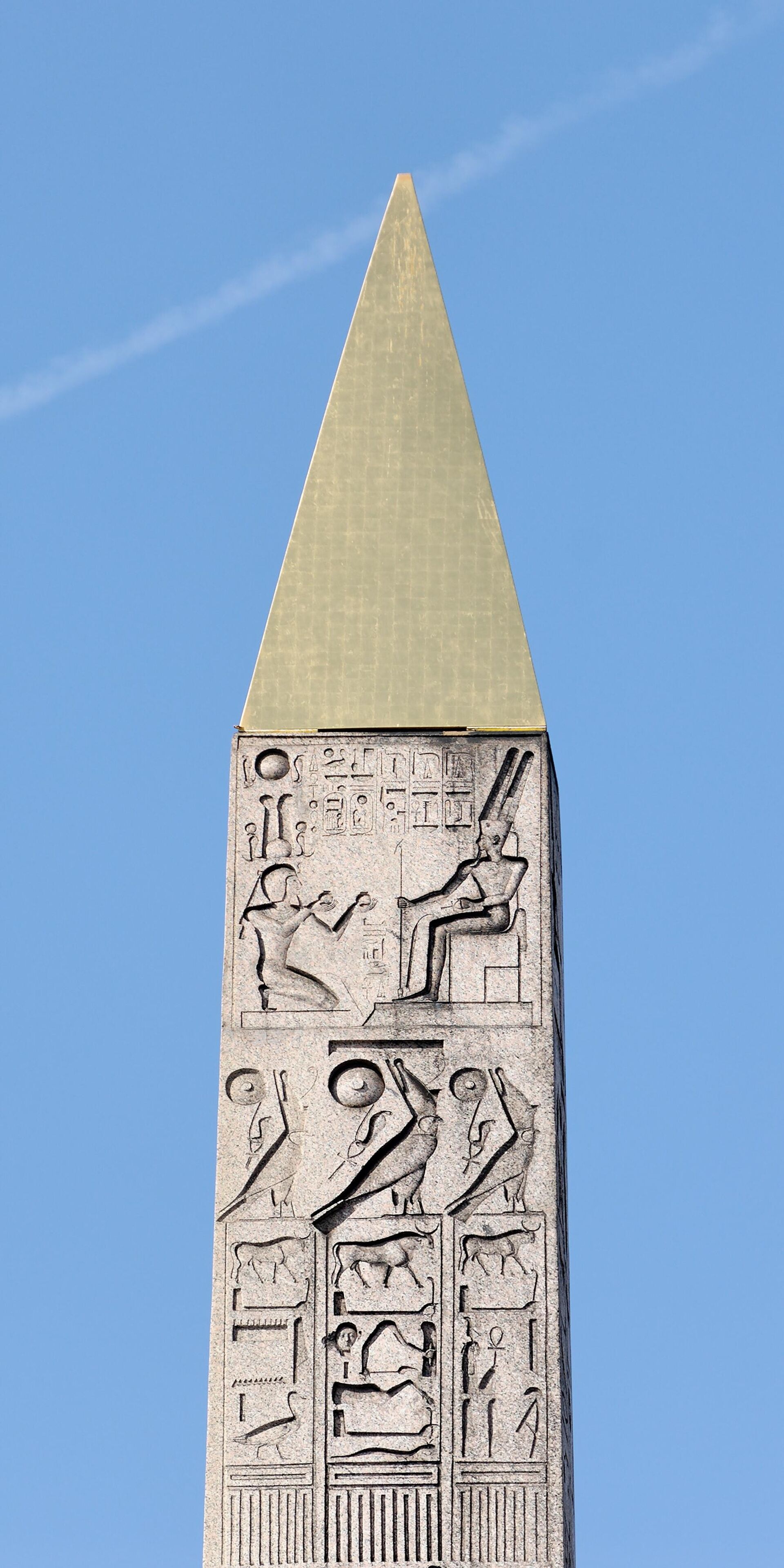 Topo do Obelisco de Luxor na Praça da Concórdia em Paris Topo do Obelisco de Luxor na Praça da Concórdia em Paris