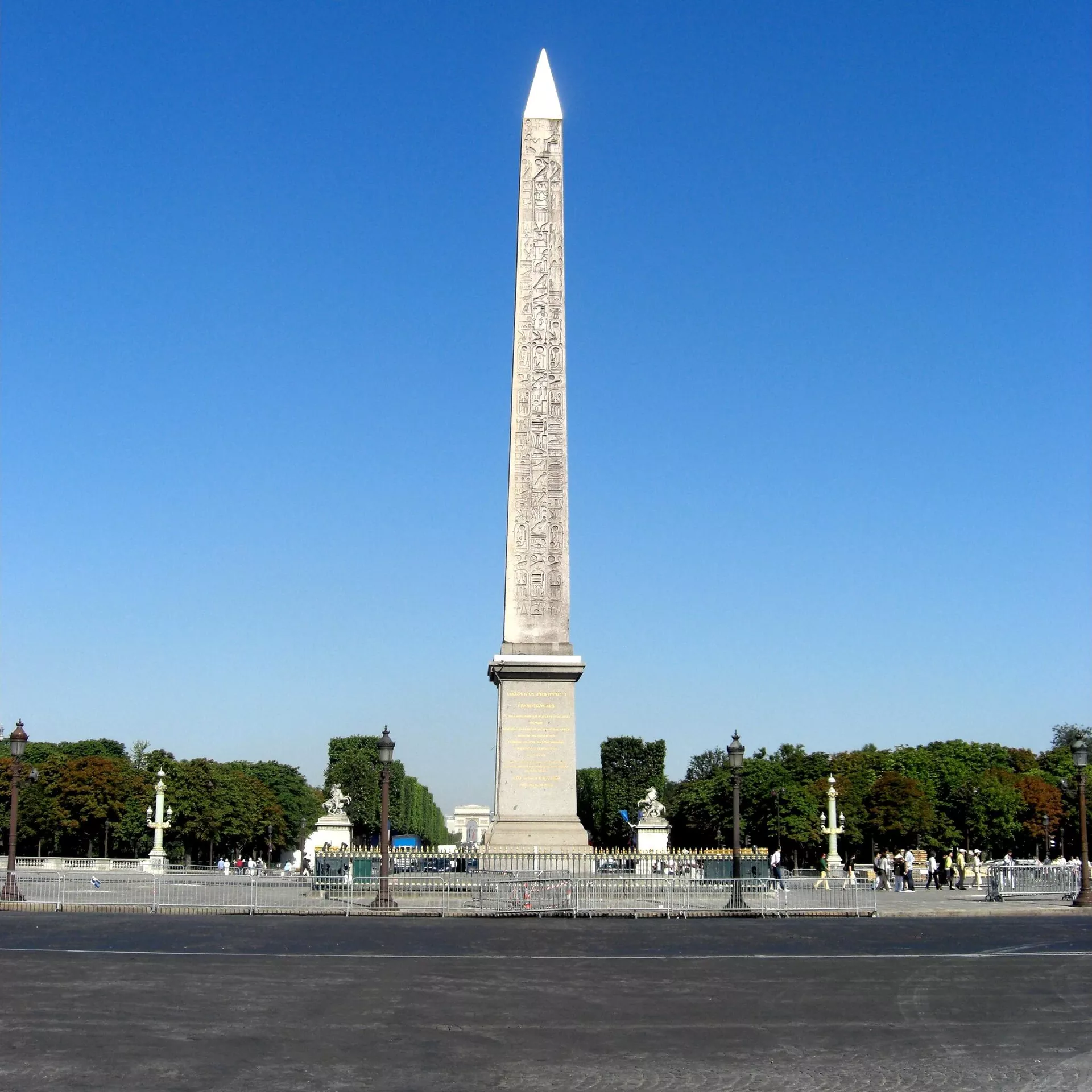 Obelisco de Luxor na Praça da Concórdia em Paris - Sputnik Brasil, 1920, 04.05.2025