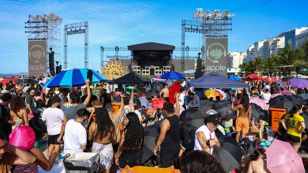 Público enfrenta fila para acesso ao local do show da Lady Gaga na praia de Copacabana, na zona sul do Rio de Janeiro, 3 de maio de 2025 - Sputnik Brasil