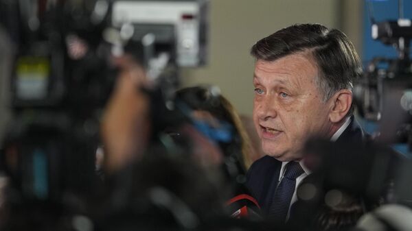 Candidato da coalizão governista da Romênia, Crin Antonescu, durante coletiva de imprensa após votar nas eleições presidenciais da Romênia. Bucareste, 4 de maio de 2025 Candidato da coalizão governista da Romênia, Crin Antonescu, durante coletiva de imprensa após votar nas eleições presidenciais da Romênia. Bucareste, 4 de maio de 2025 - Sputnik Brasil