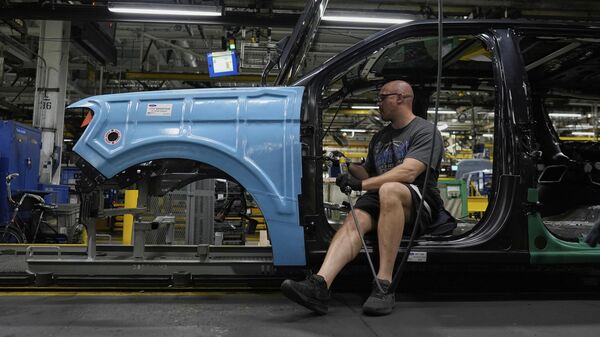 Um técnico de montagem de veículos trabalha em um Ford Expedition 2025 na fábrica de caminhões da Ford Motor Company em Louisville, Kentucky, 30 de abril de 2025 - Sputnik Brasil