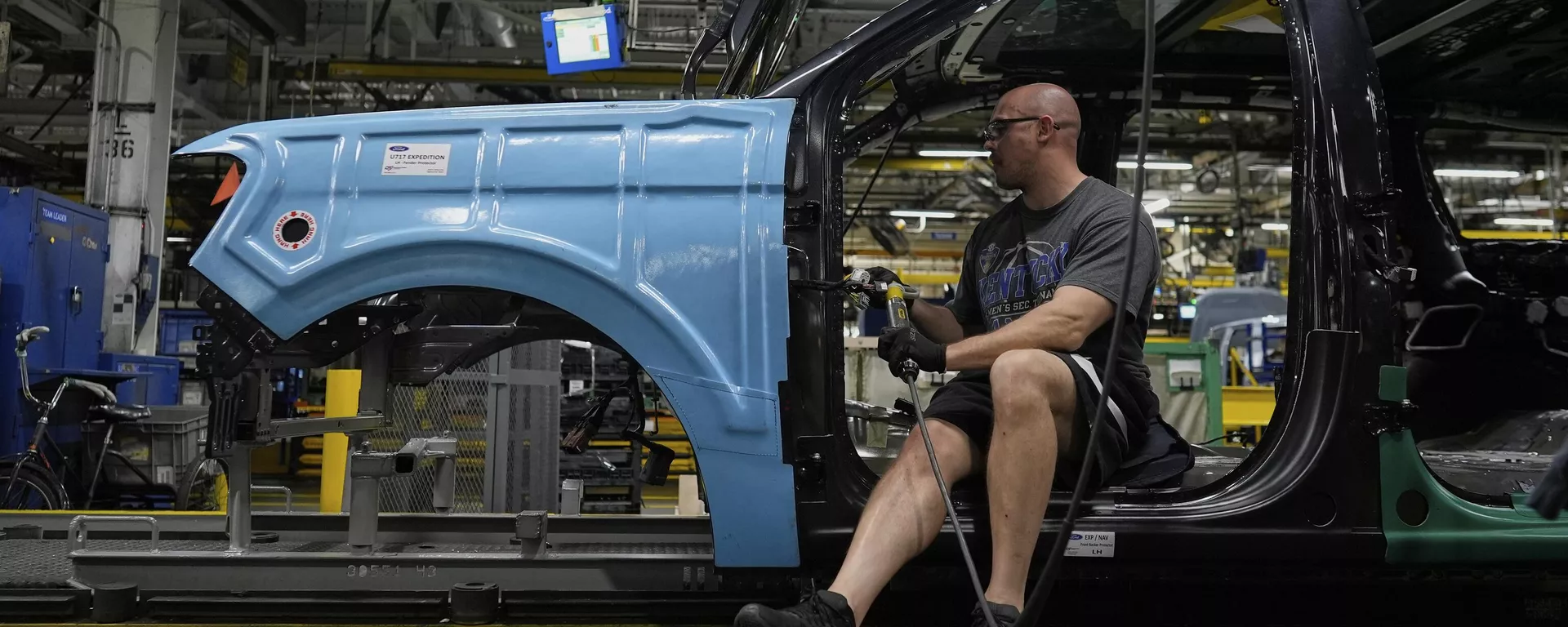 Um técnico de montagem de veículos trabalha em um Ford Expedition 2025 na fábrica de caminhões da Ford Motor Company em Louisville, Kentucky, 30 de abril de 2025 - Sputnik Brasil, 1920, 05.05.2025