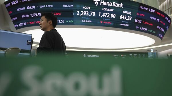 Um operador de câmbio se prepara para trabalhar perto das telas que mostram o Índice Composto de Preços de Ações da Coreia (KOSPI) e a taxa de câmbio entre o dólar americano e o won sul-coreano em uma sala de negociação de câmbio em Seul, Coreia do Sul, 10 de abril de 2025 - Sputnik Brasil