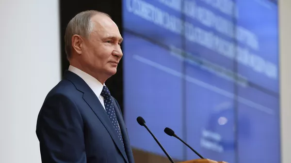 O presidente russo, Vladimir Putin, discursa em uma reunião com membros do Conselho de Legisladores da Assembleia Federal, em 28 de abril de 2025 - Sputnik Brasil