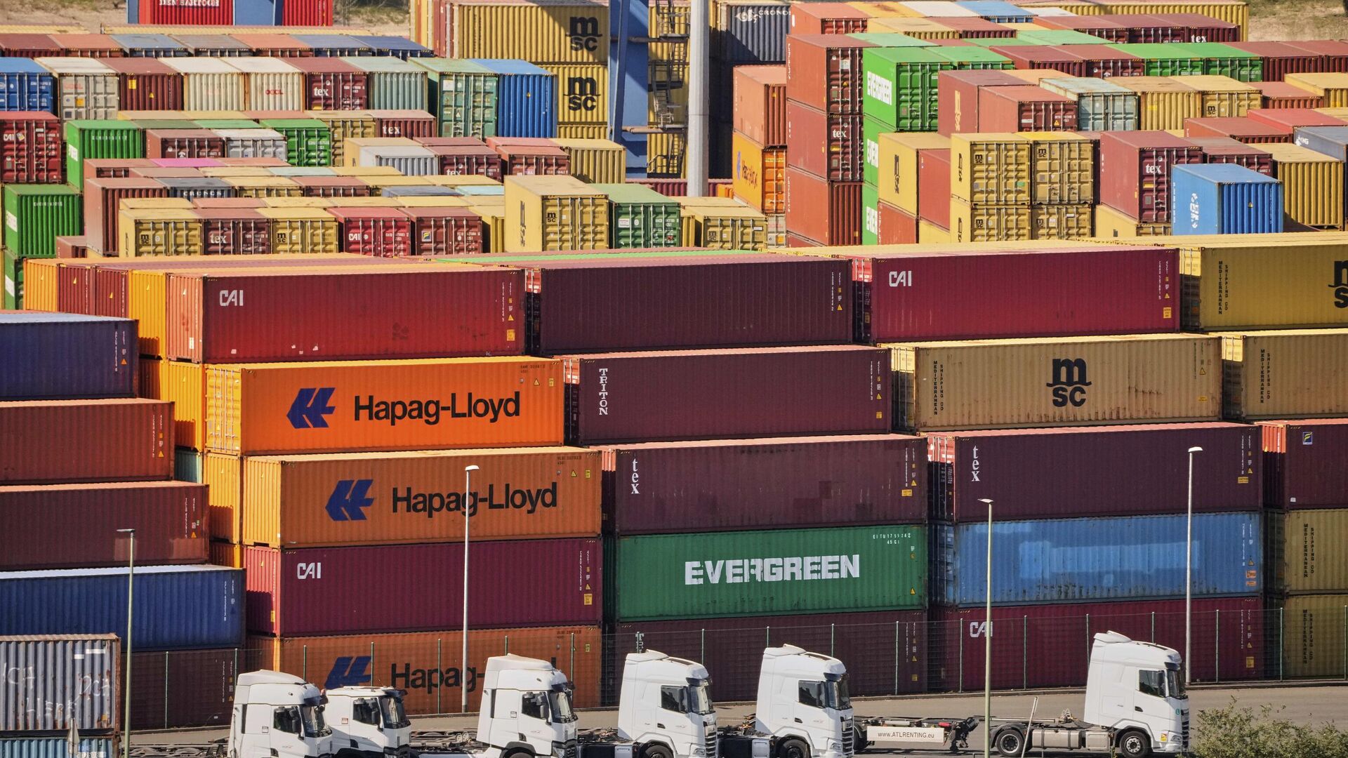 Contêineres são armazenados em um terminal em Duisburg, Alemanha, um dia após o presidente Trump anunciar novas tarifas para a União Europeia (UE) e o resto do mundo, 3 de abril de 2025 Contêineres são armazenados em um terminal em Duisburg, Alemanha, um dia após o presidente Trump anunciar novas tarifas para a União Europeia (UE) e o resto do mundo, 3 de abril de 2025 - Sputnik Brasil, 1920, 01.08.2025