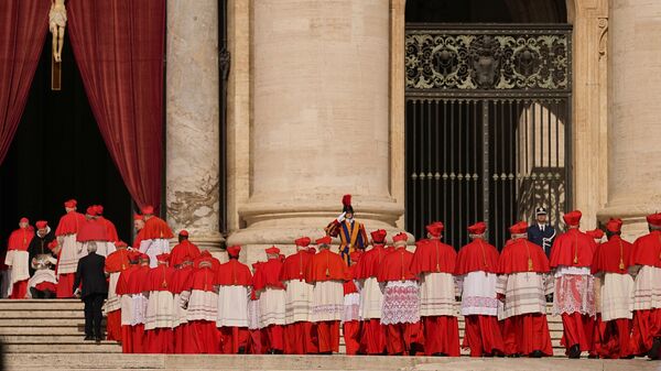 Cardeais caminham pela praça de São Pedro, em frente ao caixão do papa Francisco. Vaticano, 23 de abril de 2025 - Sputnik Brasil