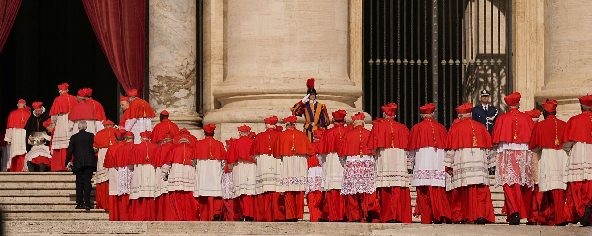 Cardeais caminham pela praça de São Pedro, em frente ao caixão do papa Francisco. Vaticano, 23 de abril de 2025 - Sputnik Brasil, 1920, 07.05.2025